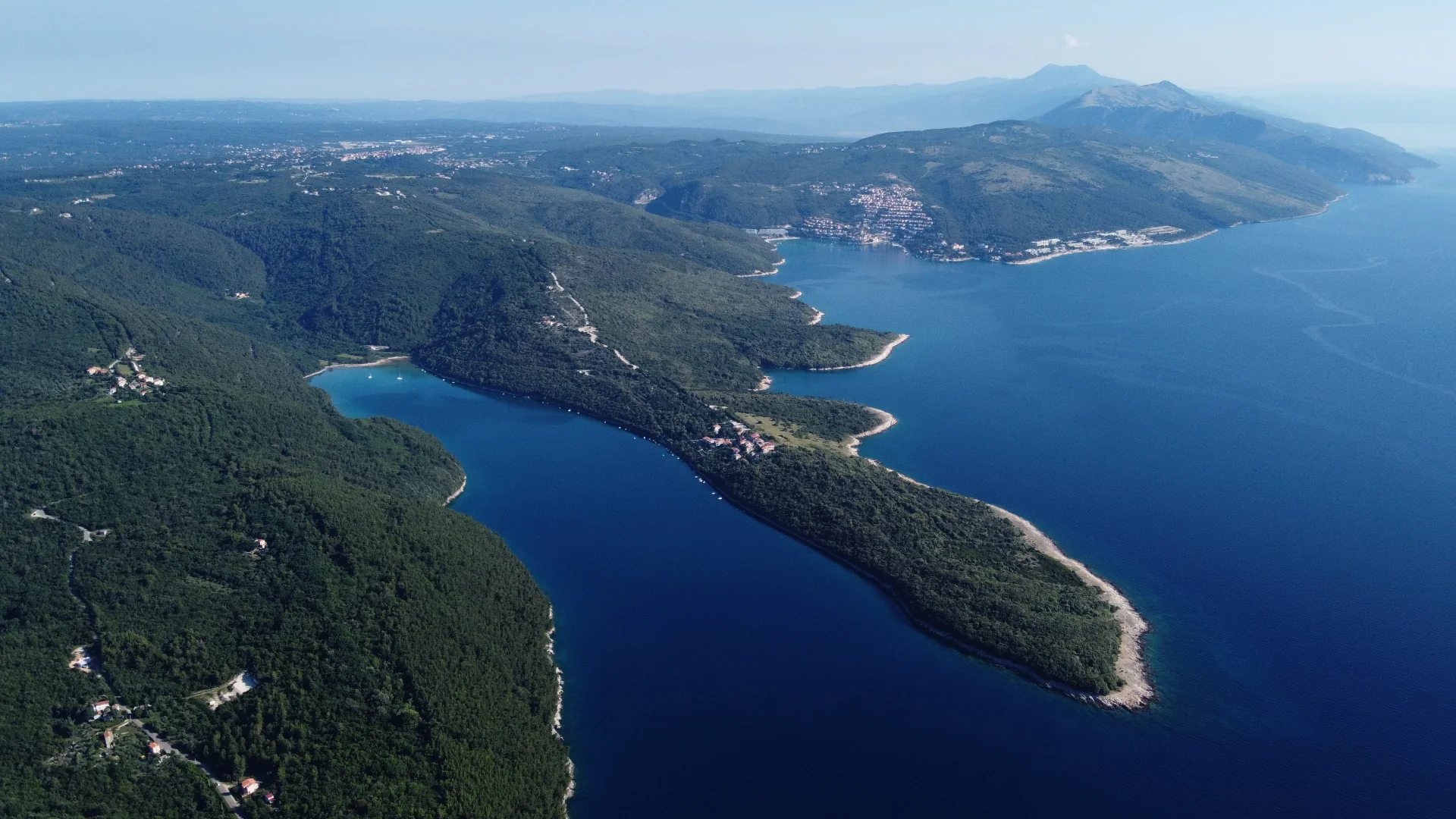 Vue aérienne de la côte orientale de l’Istrie près de Prtlog, Croatie