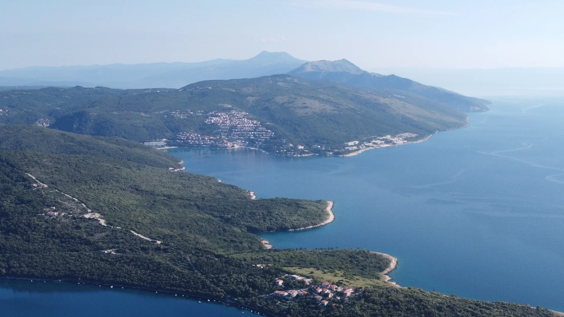 Vue aérienne de la côte de Rabac et de la baie de Kvarner en Istrie, Croatie