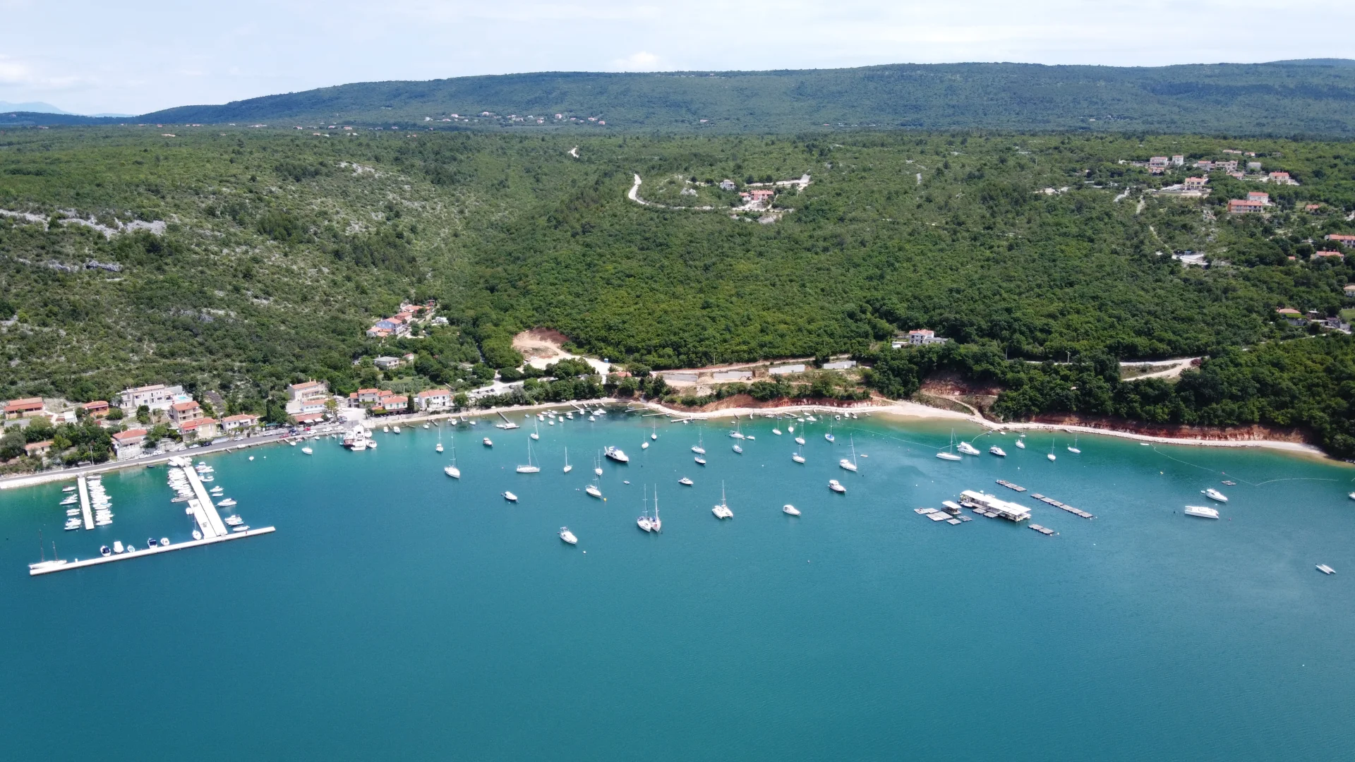 Vue aérienne de la baie de Trget sur la côte orientale de l’Istrie, Croatie